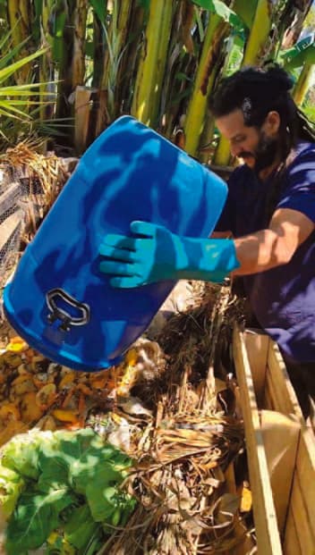 Compostagem de resíduos orgânicos com balde azul